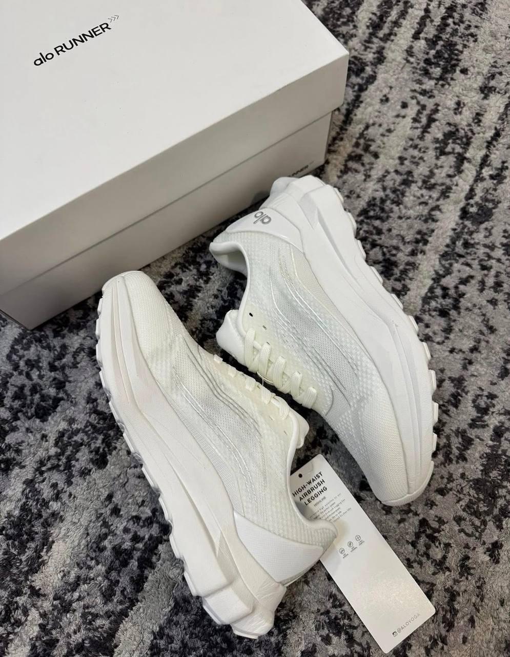 ALO yoga runner all white